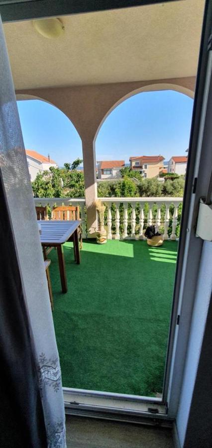 Three Bedroom Apartment Between Trogir And Split Kastela Bagian luar foto