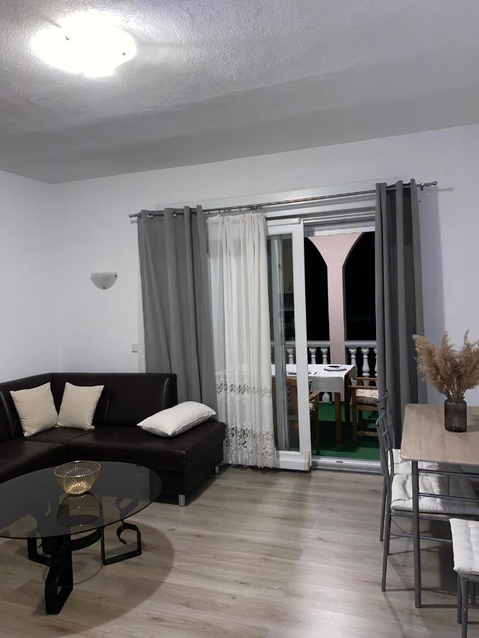 Three Bedroom Apartment Between Trogir And Split Kastela Bagian luar foto